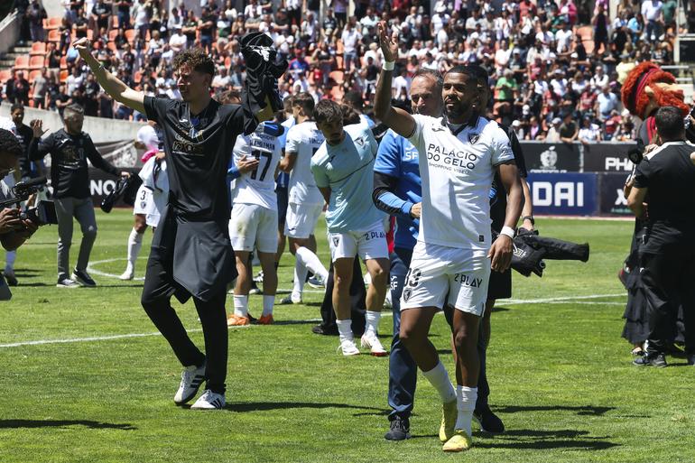 Jogadores do Académico de Viseu, celebram a subida à I liga no final do jogo da última jornada da II Liga de Futebol em que empataram, 0-0 com o Sporting B, realizado no Estádio do Fontelo, em Viseu, 16 de maio de 2026. PAULO NOVAIS/LUSA.