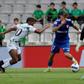 Fabiano Souza tenta Guilherme Neiva, com Mika atento ao lance - Foto: Pedro Sarmento Costa/Lusa