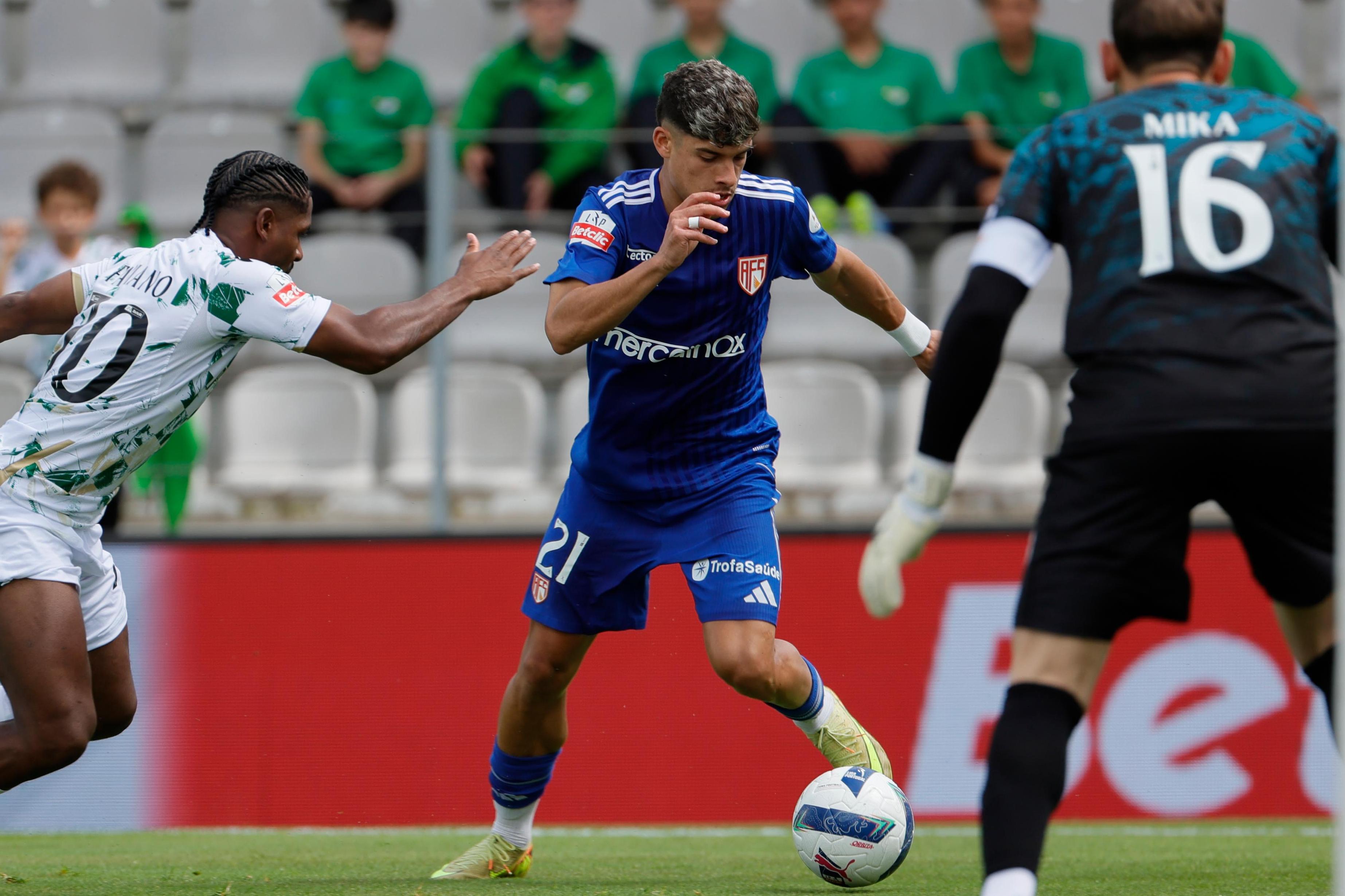 Fabiano Souza tenta Guilherme Neiva, com Mika atento ao lance - Foto: Pedro Sarmento Costa/Lusa