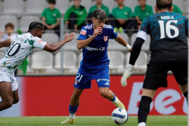 Fabiano Souza tenta Guilherme Neiva, com Mika atento ao lance - Foto: Pedro Sarmento Costa/Lusa