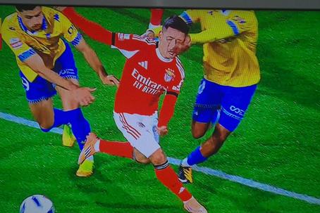 O lance mais polémico do Estoril-Benfica - Imagem: SPORT TV