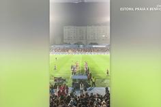 Jogadores de Estoril e Benfica fazem guarda de honra a Pizzi