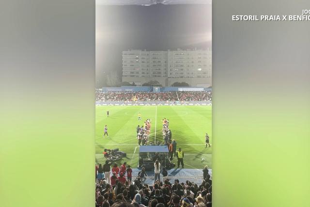 Jogadores de Estoril e Benfica fazem guarda de honra a Pizzi