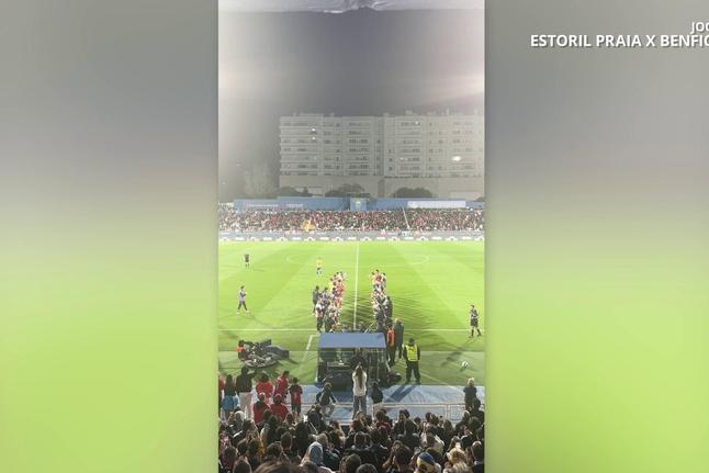 Jogadores de Estoril e Benfica fazem guarda de honra a Pizzi
