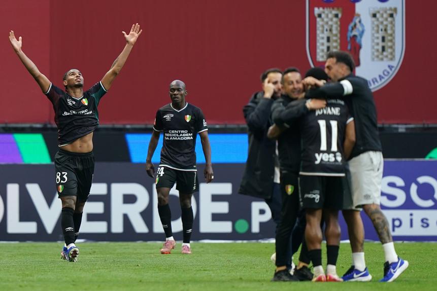 Jogadores do Estrela da Amadora festejam golo que valeu a permanência direta na Liga - Foto: HUGO DELGADO/LUSA