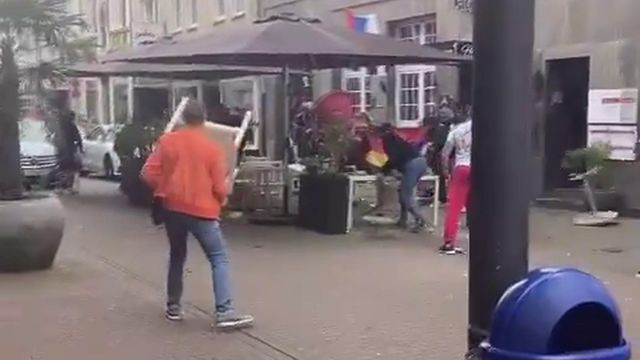 Luta entre ingleses e sérvios na Alemanha com a polícia à mistura