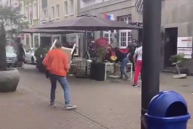 Luta entre ingleses e sérvios na Alemanha com a polícia à mistura