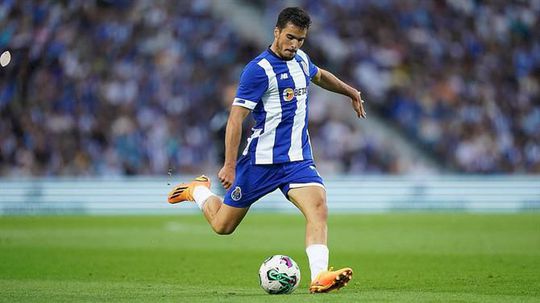 Famalicão: lateral-direito chega do FC Porto e assina por quatro temporadas