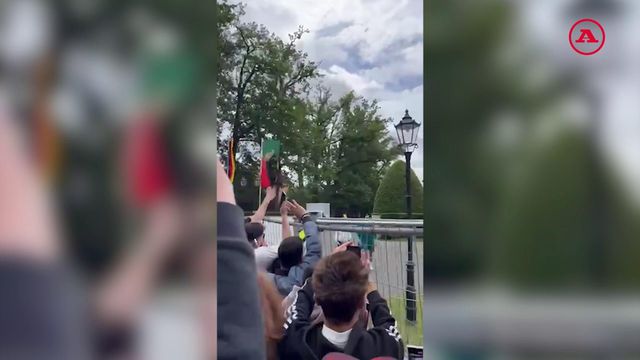 Ronaldo aproxima-se dos adeptos à porta do hotel e é a loucura