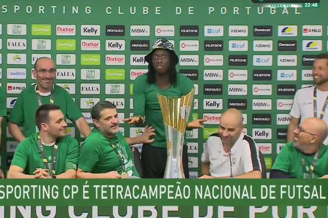 Vídeo: o momento em que Zicky Té interrompeu Nuno Dias para 'roubar' o troféu