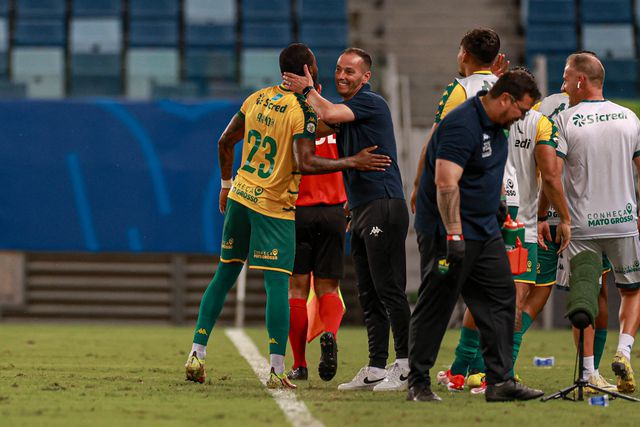 Artur Jorge conduz Botafogo à liderança isolada e Petit volta a golear no Cuiabá