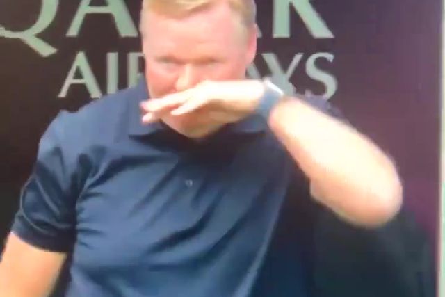 Senhor Koeman, no VAR isto é cartão vermelho...