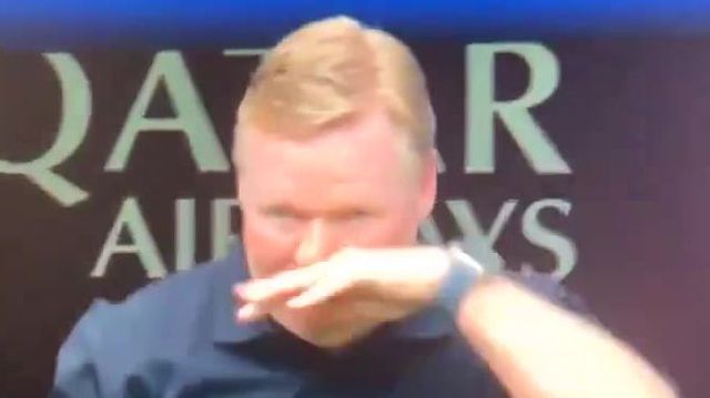 Senhor Koeman, no VAR isto é cartão vermelho...