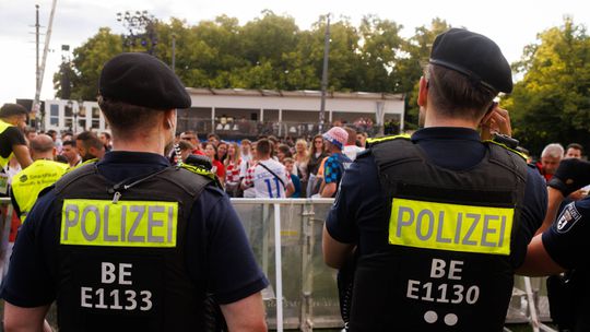 Euro 2024: polícia dispara sobre homem com machado