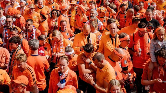 Hamburgo é laranja! Imagens impressionantes dos adeptos dos Países Baixos