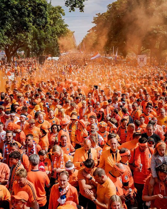 Hamburgo é laranja! Imagens impressionantes dos adeptos dos Países Baixos