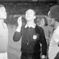 António Garrido a arbitrar um jogo do Benfica, de Eusébio, e uma seleção internacional, em 1973