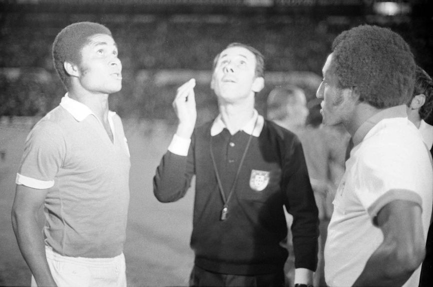 António Garrido a arbitrar um jogo do Benfica, de Eusébio, e uma seleção internacional, em 1973