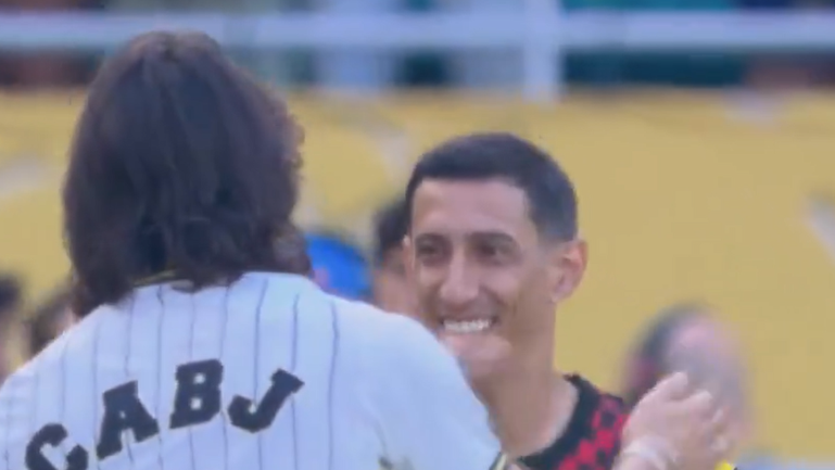 VÍDEO: o reencontro entre Di María e Cavani