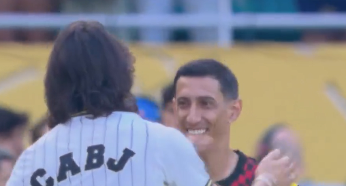 VÍDEO: o reencontro entre Di María e Cavani