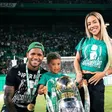 Matheus Reis, com o filho Teteu e a mulher Jack Rodrigues no relvado de Alvalade a celebrarem a conquista do título de campeão nacional