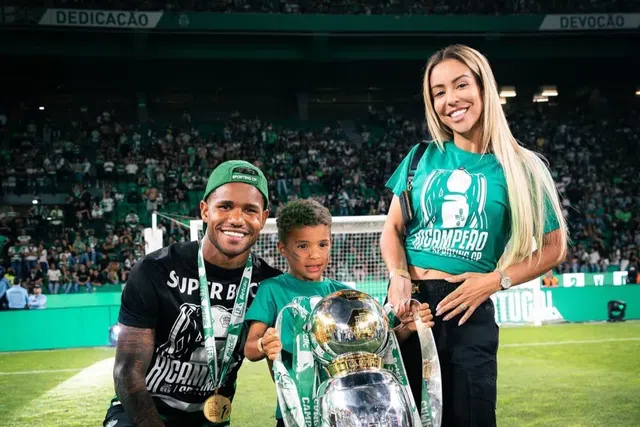 Matheus Reis, com o filho Teteu e a mulher Jack Rodrigues no relvado de Alvalade a celebrarem a conquista do título de campeão nacional