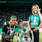 Matheus Reis, com o filho Teteu e a mulher Jack Rodrigues no relvado de Alvalade a celebrarem a conquista do título de campeão nacional