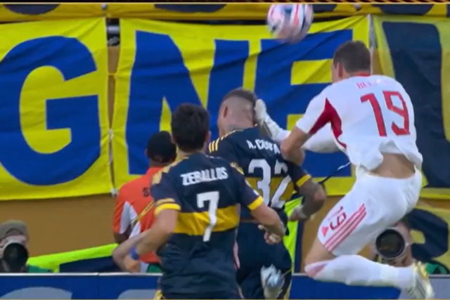 VÍDEO: Belotti expulso após atingir cabeça de defesa do Boca Juniors