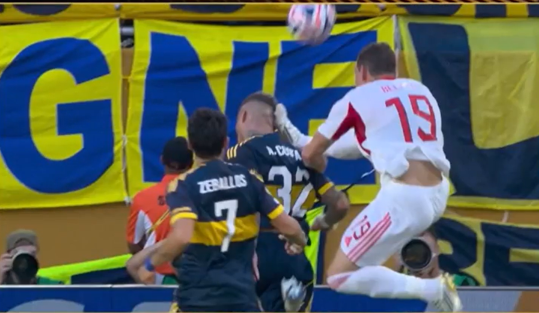 VÍDEO: Belotti expulso após atingir cabeça de defesa do Boca Juniors