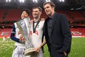 Gareth Bale a celebrar a conquista do Tottenham, a UEFA Europa League, com ex-colegas