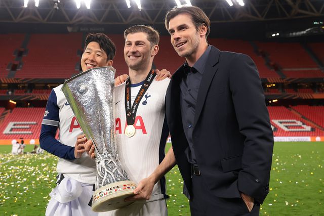 Gareth Bale a celebrar a conquista do Tottenham, a UEFA Europa League, com ex-colegas