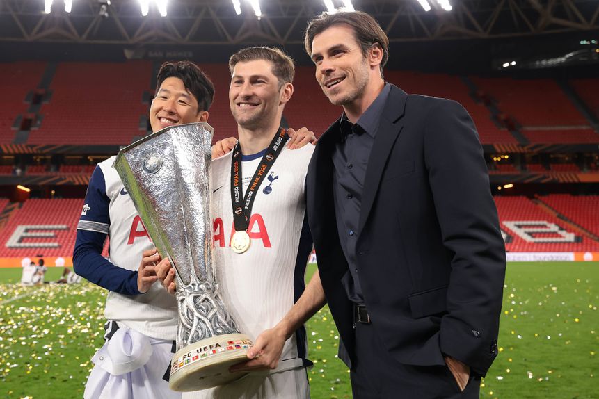 Gareth Bale a celebrar a conquista do Tottenham, a UEFA Europa League, com ex-colegas
