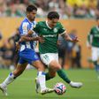 Alan Varela desarma Maurício durante o FC Porto-Palmeiras, do Mundial de Clubes