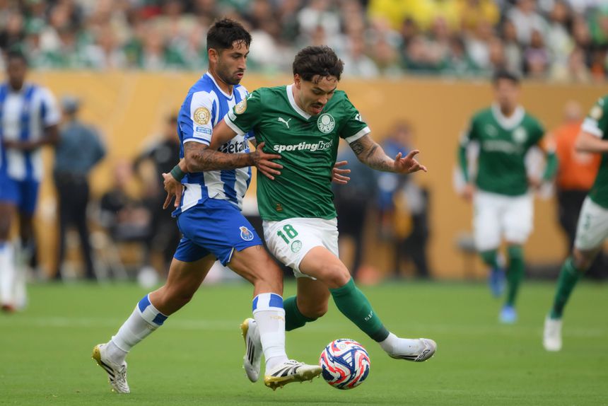 Alan Varela desarma Maurício durante o FC Porto-Palmeiras, do Mundial de Clubes