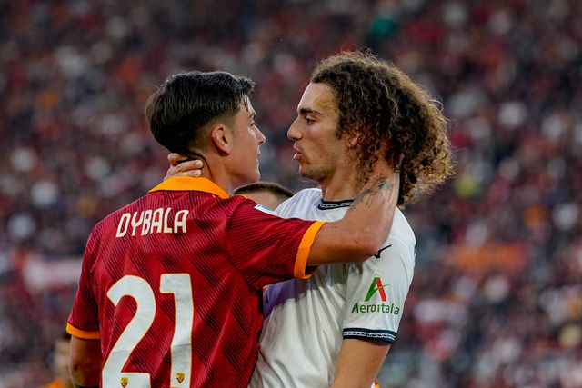 Dybala e Guendouzi num duelo quente durante o Roma-Lazio