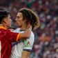 Dybala e Guendouzi num duelo quente durante o Roma-Lazio
