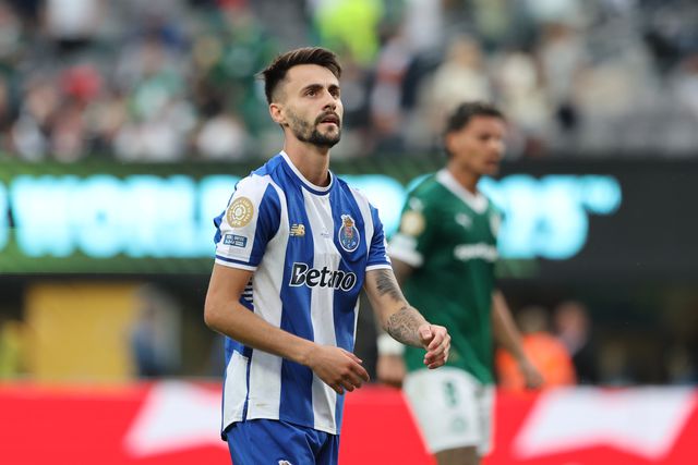 Fábio Vieira começou o desafio frente aos brasileiros na asa direita do ataque azul e branco (Foto: Catarina Morais/Kapta+)