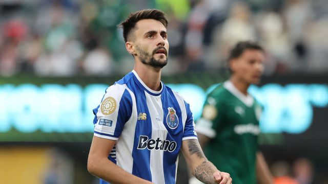 Fábio Vieira começou o desafio frente aos brasileiros na asa direita do ataque azul e branco (Foto: Catarina Morais/Kapta+)