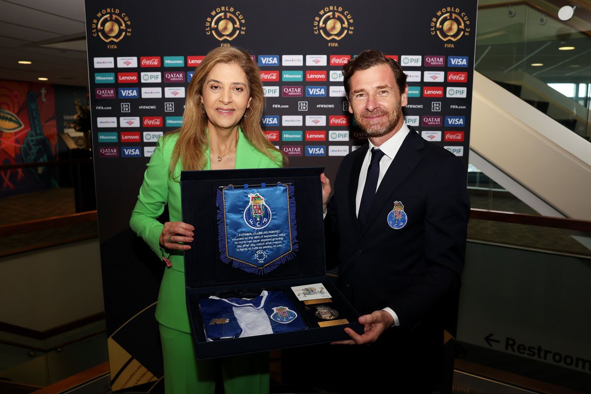 Mundial de Clubes: Villas-Boas e Leila Pereira trocam lembranças
