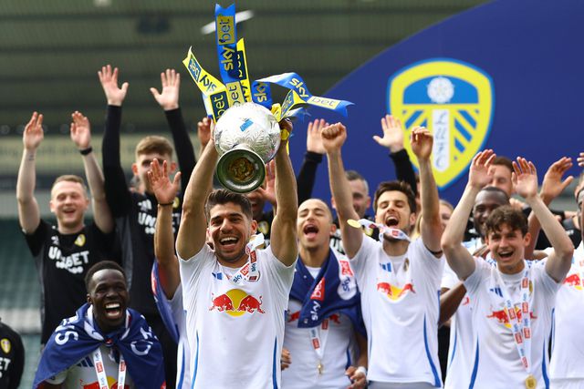 Manor Solomon a levantar a taça