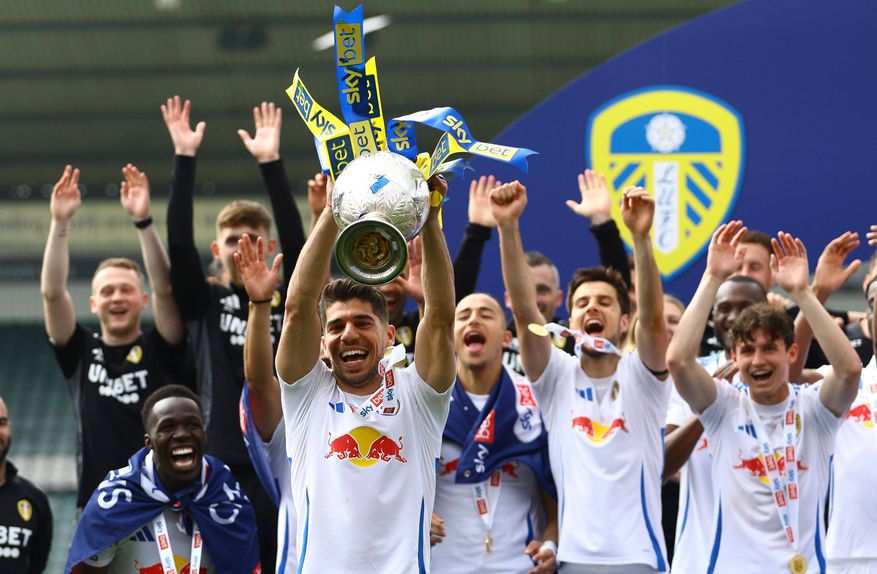 Manor Solomon a levantar a taça