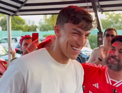 Petar Musa acarinhado por adeptos do Benfica nos EUA (vídeo)