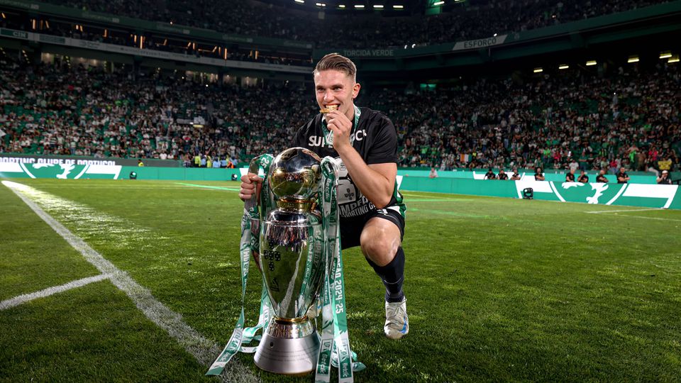 Gyokeres, avançado sueco de 27 anos, posa com o troféu de campeão nacional de 2024/25 conquistado pelo Sporting e morde a medalha comemorativa desse feito