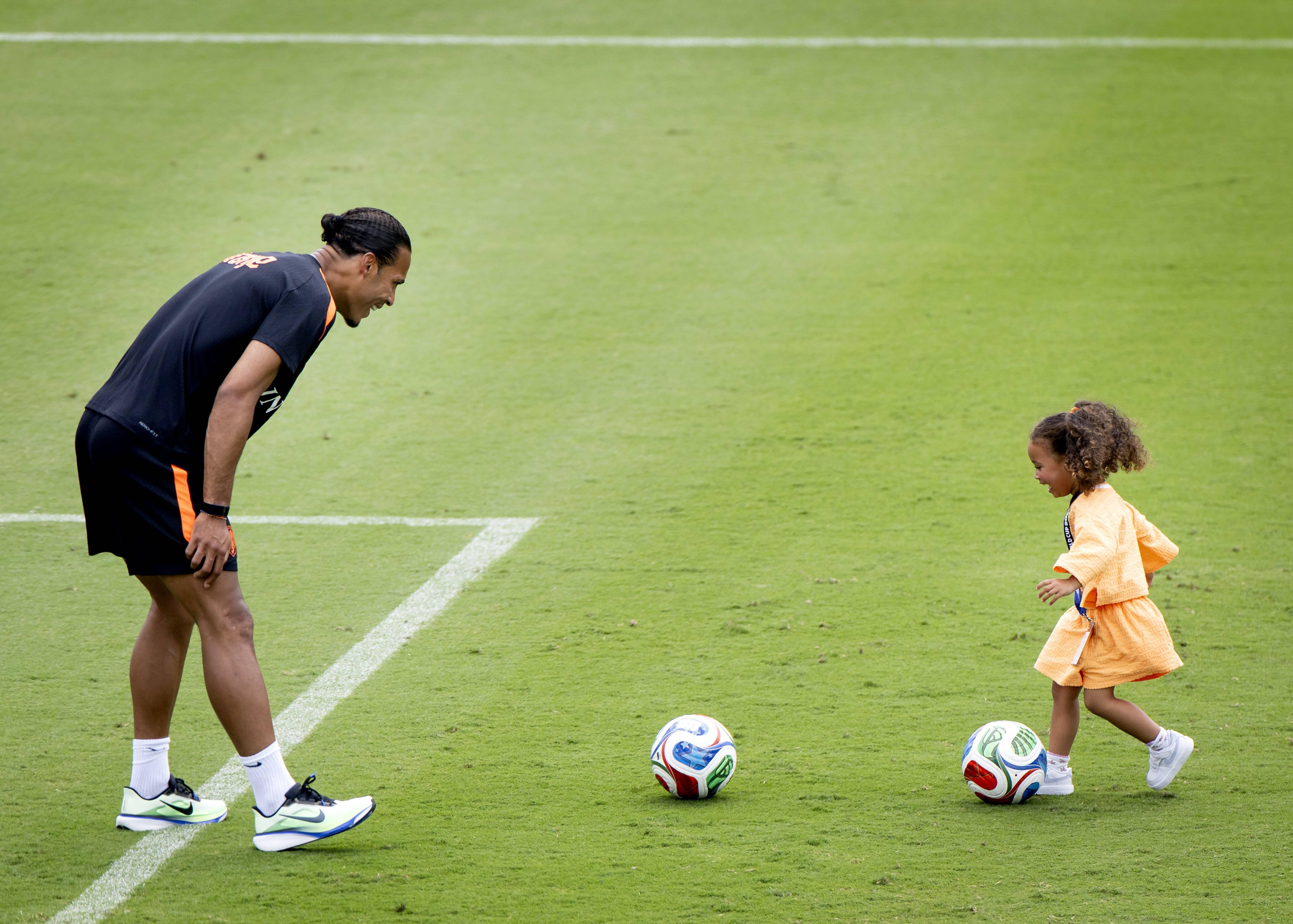 Virgil Van Dijk  - Filhos dos jogadores dos Países Baixos no treino - foto Imago