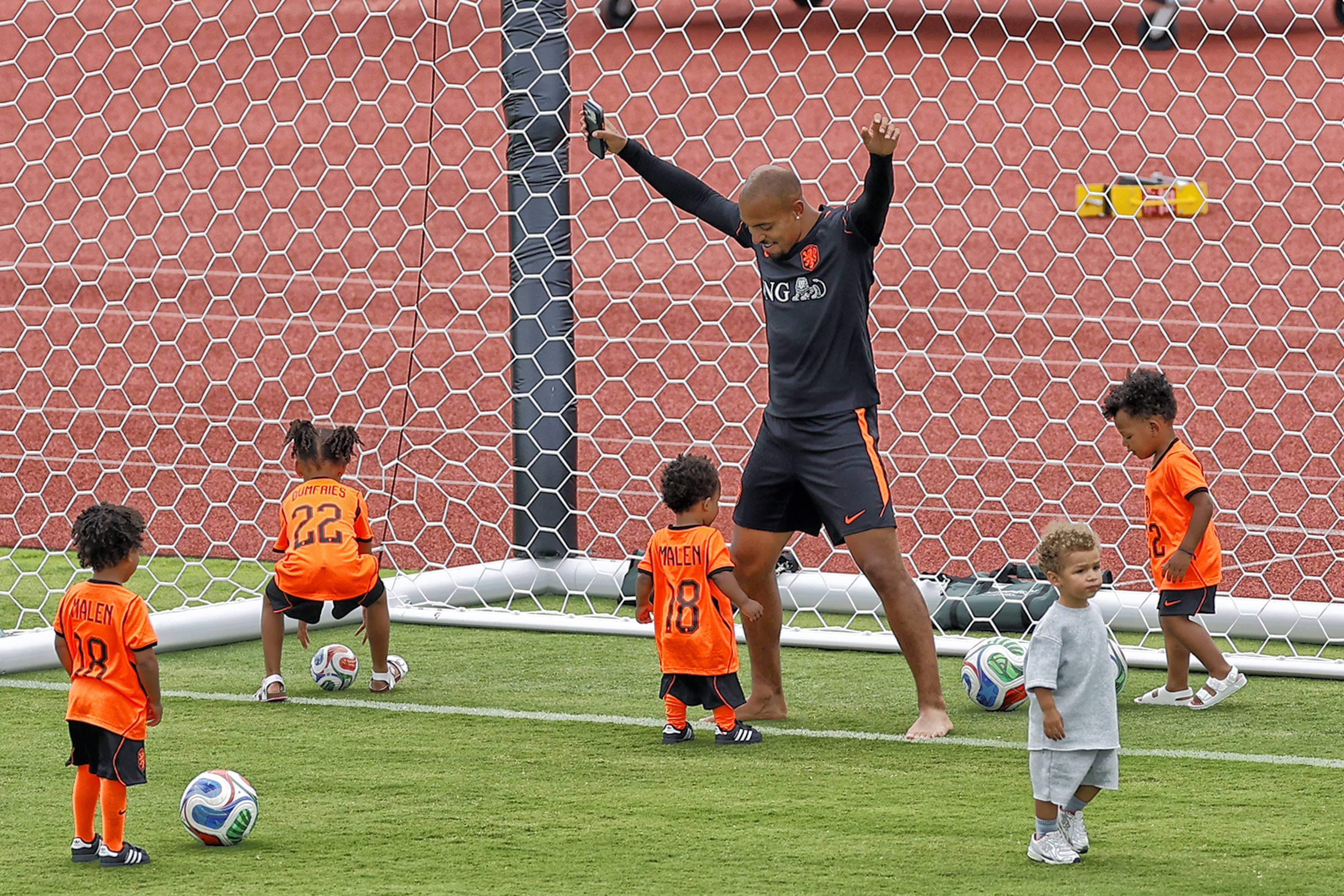 Donyell Malen -  Filhos dos jogadores dos Países Baixos no treino - foto Imago