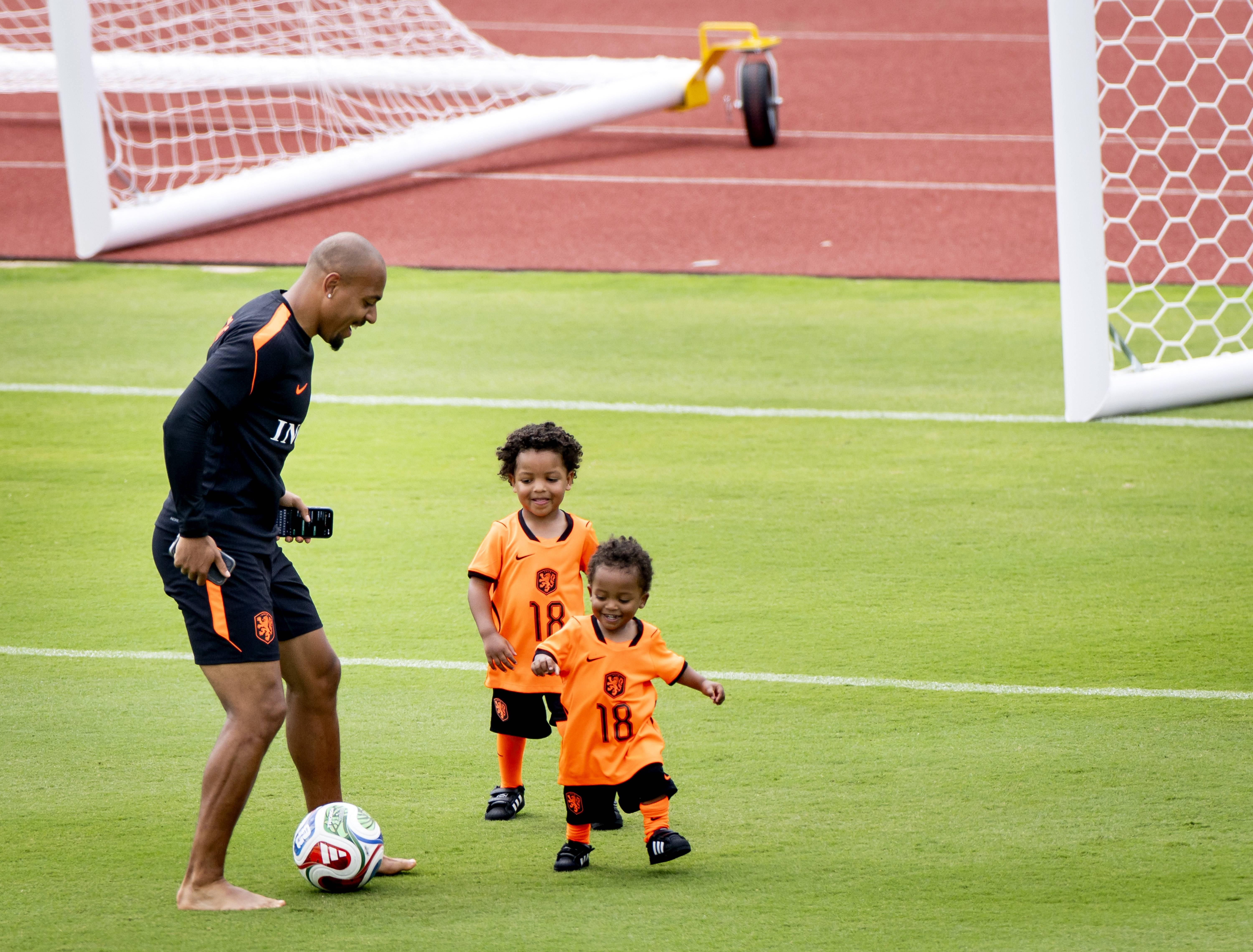 Donyell Malen - Filhos dos jogadores dos Países Baixos no treino - foto Imago