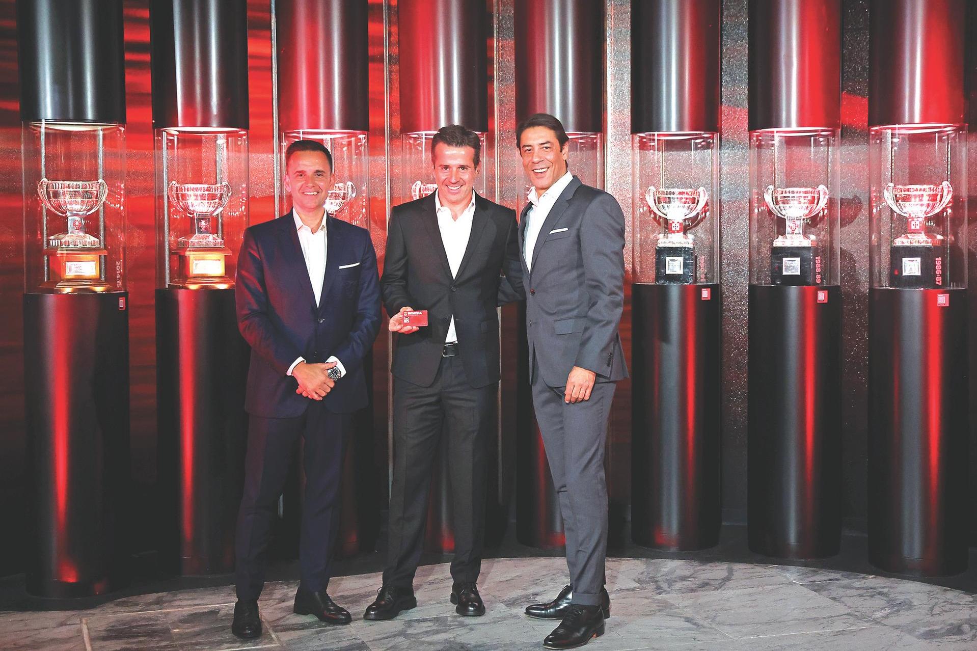 Marco Silva entre o diretor-geral Mário Branco e o presidente Rui Costa — Foto: SL BENFICA