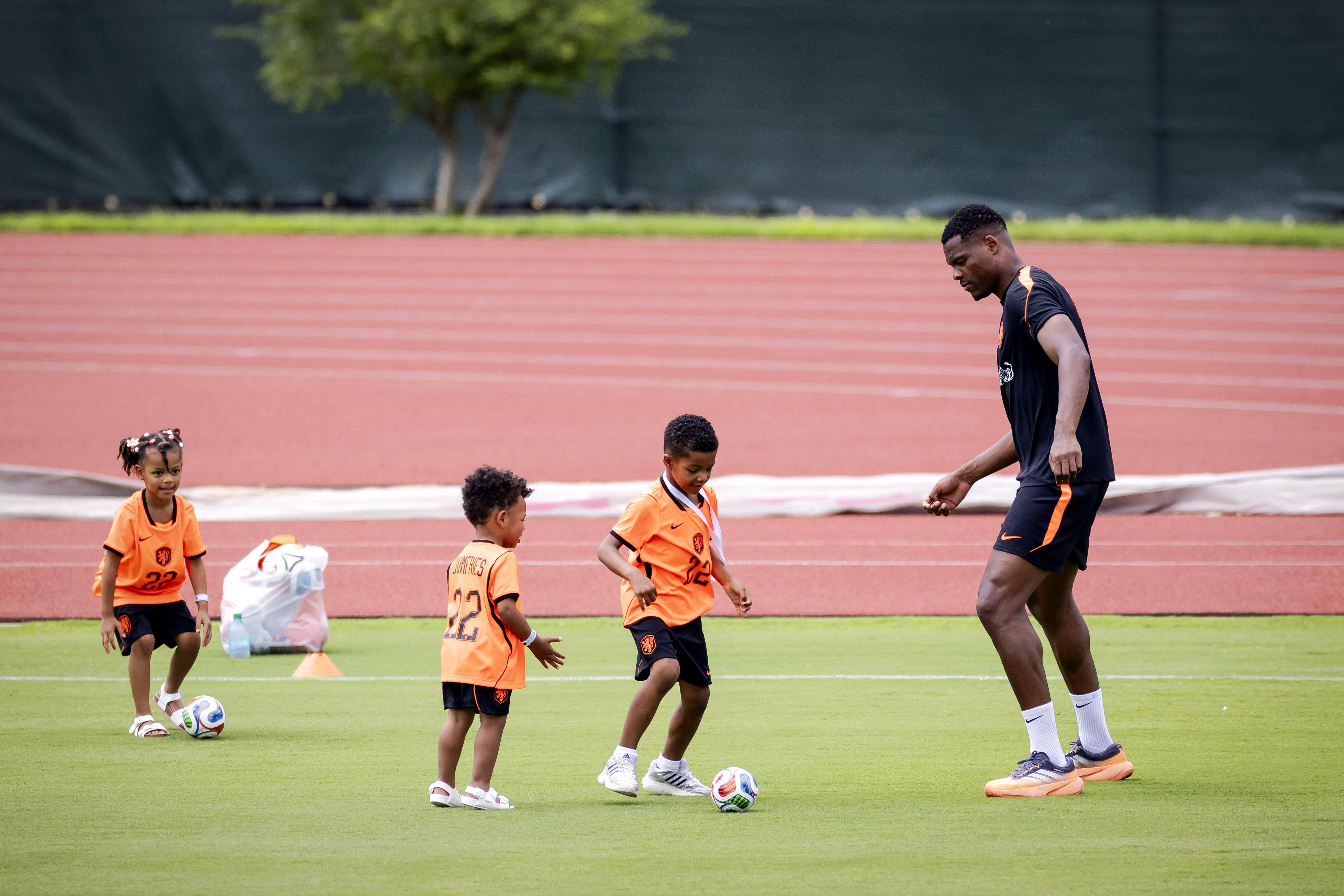 Denzel Dumfries - Filhos dos jogadores dos Países Baixos no treino - foto Imago