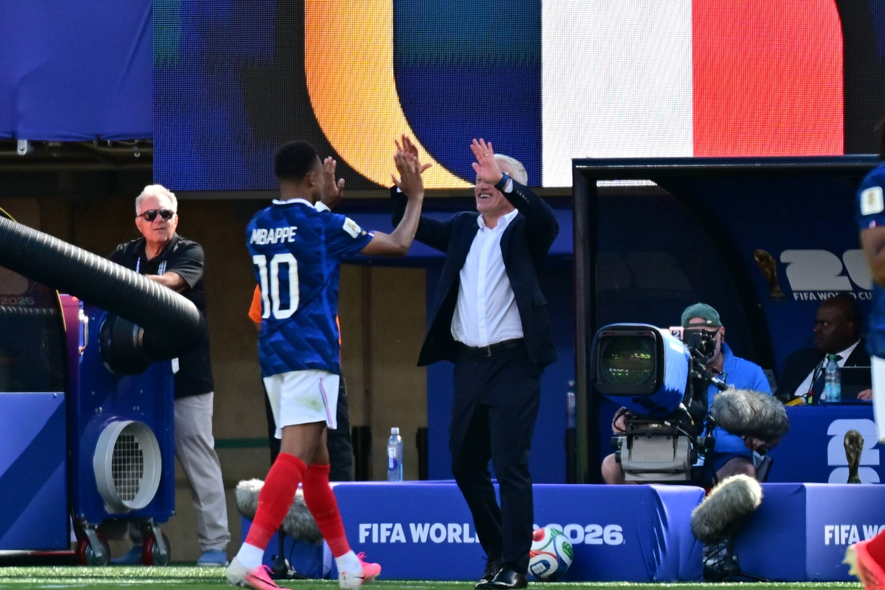 Mbappé com Deschamps