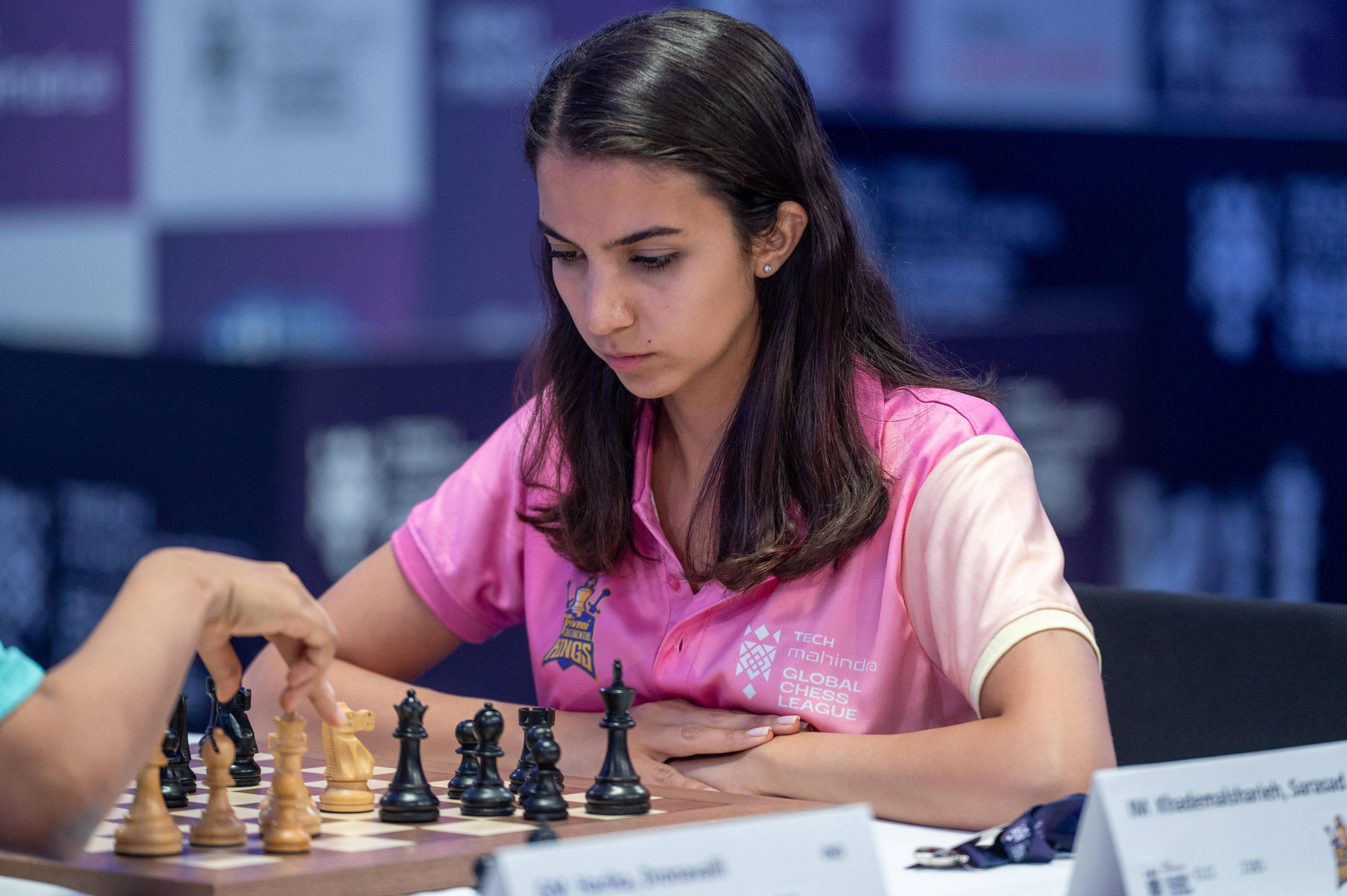 Sarasadat Khademalsharieh, jogadora iraniana de xadrez, tornou-se viral ao não usar o hijab no Campeonato do Mundo, em 2022, em solidariedade com a morte da compatriota Mahsa Amini